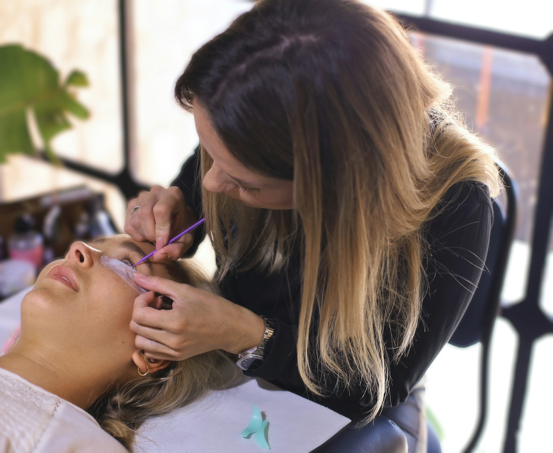 Lady getting eyelash tint