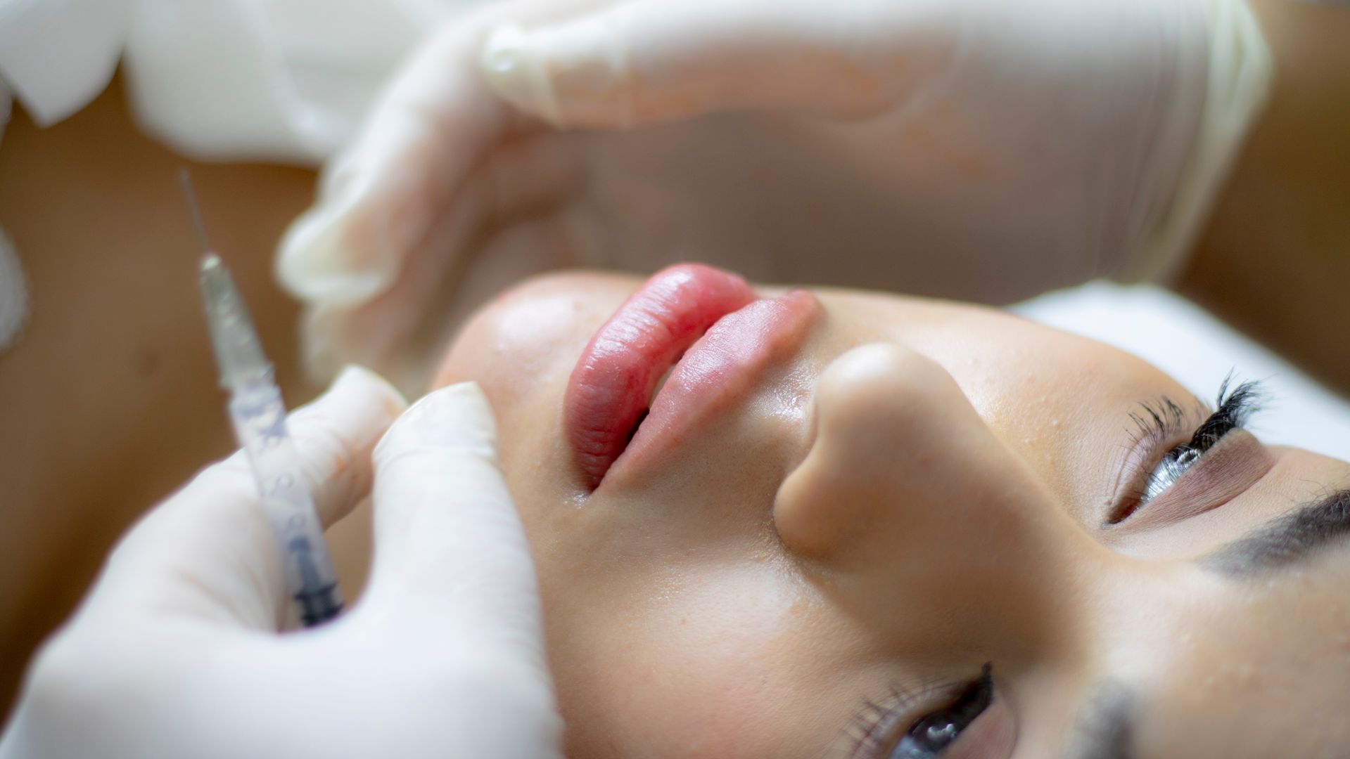Lady getting eyelash extension